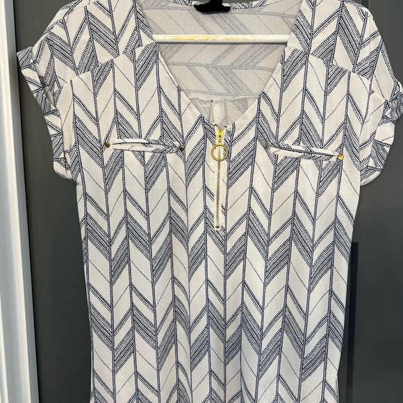 Fifty Street Tops - Chevron Blue-White Women's Blouse front exposed zipper.Short sleeves. Sz med